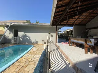 Vista externa de uma propriedade com piscina e área de lazer.