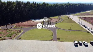 Vista aérea de um terreno com áreas verdes e estradas em Lajeado, Brasil.