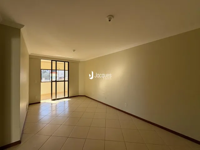 Sala de estar com piso de cerâmica e porta de vidro.