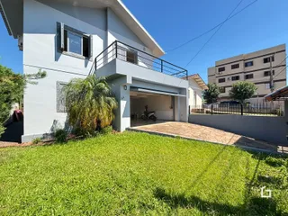 Fachada de uma casa em Lajeado, Brasil, com jardim e varanda.