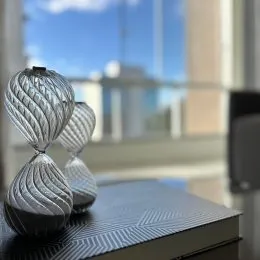 Detalhe de objetos decorativos esféricos sobre uma superfície.