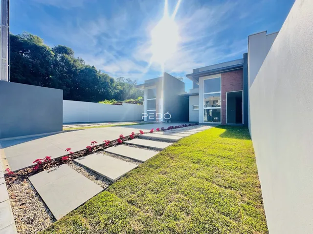 Fachada de uma residência moderna com jardim em Lajeado, Brasil.