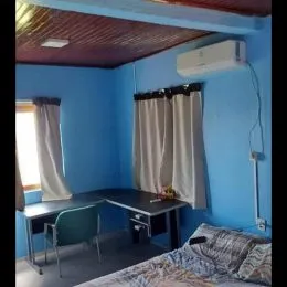 Quarto com paredes azuis e teto marrom.