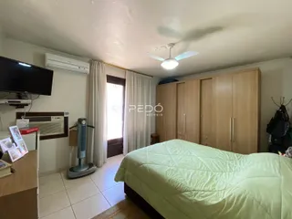 Quarto com armário e cama em um imóvel no Brasil.