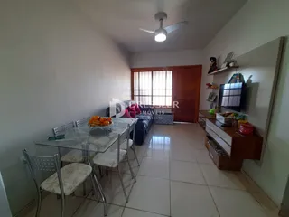 Interior de uma sala com mesa de jantar e portas de madeira.