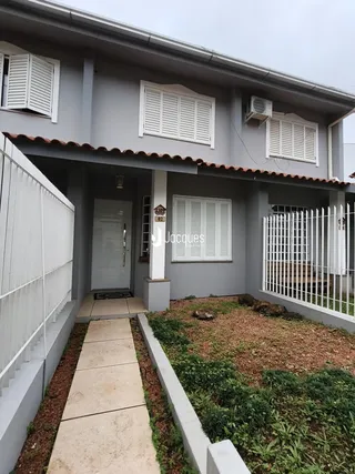 Fachada de uma residência em Lajeado, Brasil, com cerca e calçada frontal.