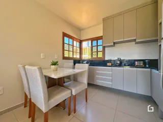 Foto de uma sala de jantar com mesa e cadeiras em um imóvel no Brasil.