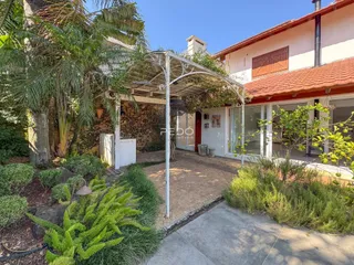 Fachada de uma residência com jardim e área externa em Lajeado, Brasil.