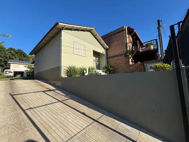 Fachada de uma casa em Lajeado, Brasil, com área pavimentada na frente.