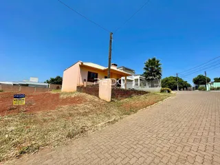 Fachada de uma residência em Lajeado, Brasil, vista de uma rua de terra.