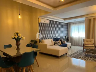 Sala de estar com sofá e mesa de jantar em um imóvel no Brasil.