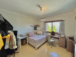 Quarto com cama e janela em um imóvel no Brasil.