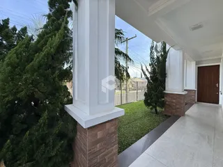 Vista da fachada de uma casa com jardim verde em Lajeado, Brasil.