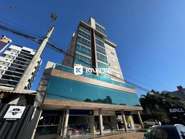 Fachada moderna de um edifício residencial em Lajeado, Brasil, com revestimento de vidro.