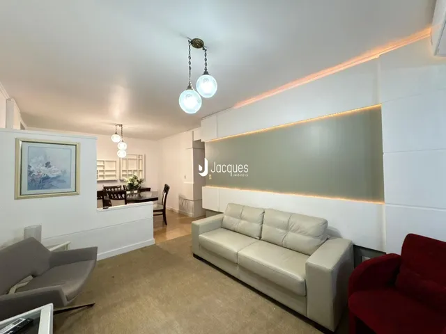 Sala de estar com sofá e poltrona em ambiente interno.