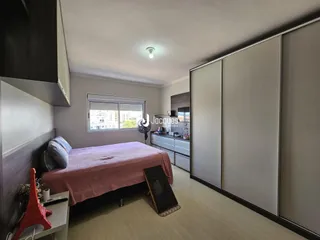 Quarto com cama e armários em um apartamento.