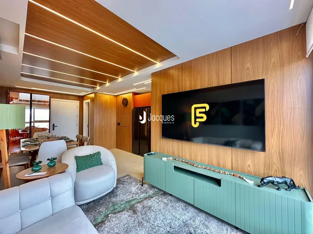 Sala de estar moderna com painéis de madeira e televisão grande.
