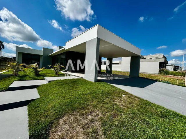 A fachada moderna de uma residência em Lajeado, Brasil, é apresentada sob um céu azul.