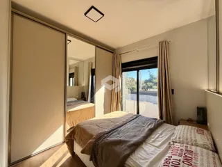 Quarto com cama e cortinas em um imóvel no Brasil.