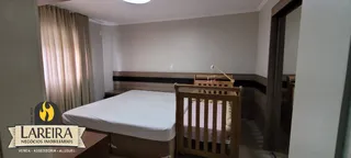 Quarto com cama de madeira e cortinas na Lajeado, Brasil.