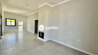 Esta é uma sala ampla com paredes cinzas e piso claro.