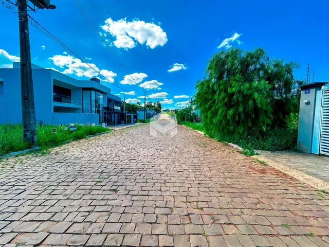 Vista da rua pavimentada em frente a uma residência moderna em Lajeado.