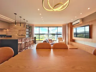 Interior de uma sala de estar com vista para a paisagem.