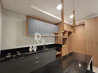 Foto de uma cozinha moderna com armários e bancadas escuras.