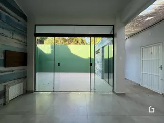 Interior com piso de cerâmica e porta de vidro que dá para o exterior.