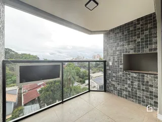 A sala de estar tem uma vista para o exterior através da varanda.