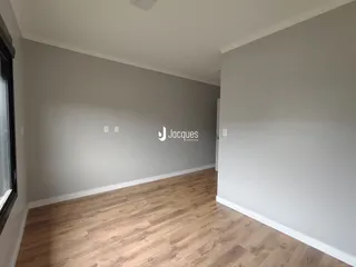 Foto de um ambiente interno com piso de madeira clara.