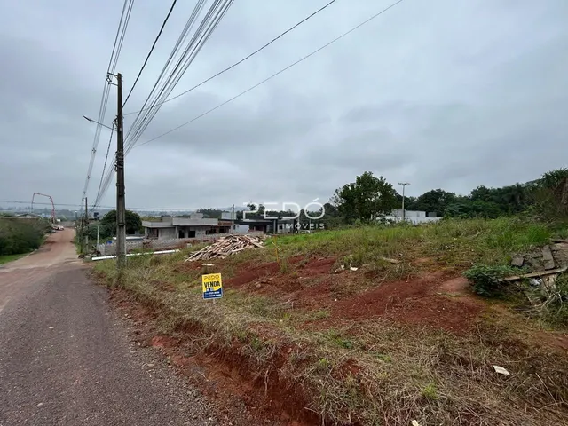 Vista da propriedade ao longo de uma estrada de terra.
