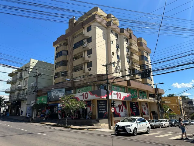 Fachada de um prédio residencial em Lajeado, Brasil, com sinalização comercial no térreo.