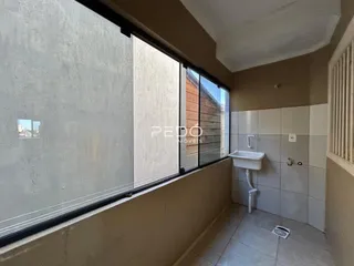 Vista interna de um ambiente com janela de grande porte em Lajeado, Brasil.