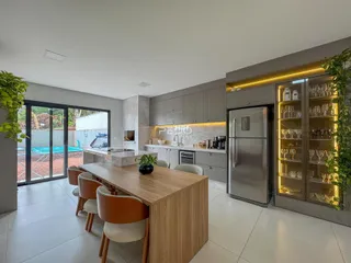 Vista da cozinha e sala de jantar de um imóvel em Lajeado, Brasil.