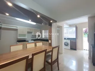 Foto de uma sala de jantar com mesa de madeira em um imóvel no Brasil.
