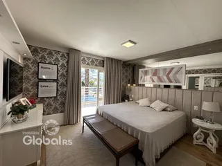 Quarto com cama e vista para a área externa.