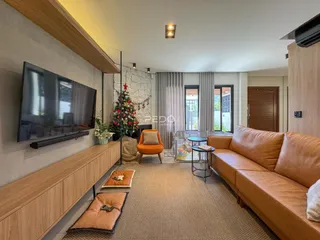 Sala de estar com sofá marrom e decoração de Natal.