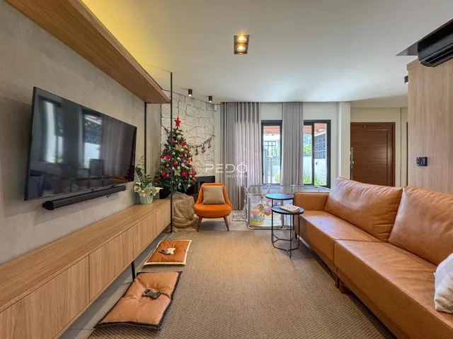 Sala de estar com sofá marrom e decoração de Natal.