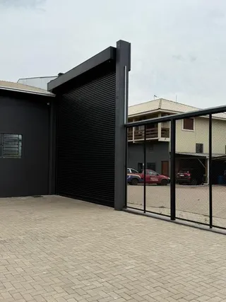 Fachada de um imóvel em Lajeado, Brasil, com portão de metal.
