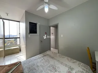 Quarto com janela e cama visíveis na sala.