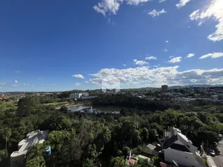 Vista aérea da paisagem de Lajeado, Brasil, mostrando vegetação e corpo d'água.