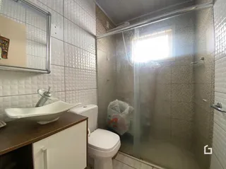 Foto de um banheiro interno com azulejos brancos.
