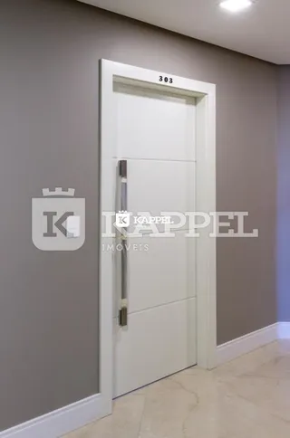 Foto de uma porta branca em um corredor de apartamento.