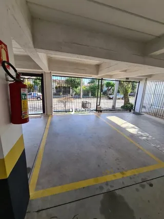 Foto de uma área interna com piso de concreto exposto.