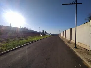 Vista da rua ao lado de uma parede alta.