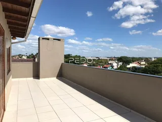 Vista de uma área externa com piso de cerâmica e muro em Lajeado, Brasil.