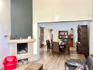 Sala de estar com lareira e ambiente de jantar em imóvel no Brasil.