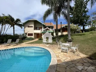 Fachada de uma casa com piscina e jardim em Lajeado, Brasil.