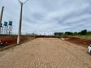 Vista de um terreno com área pavimentada e terra exposta em Lajeado.